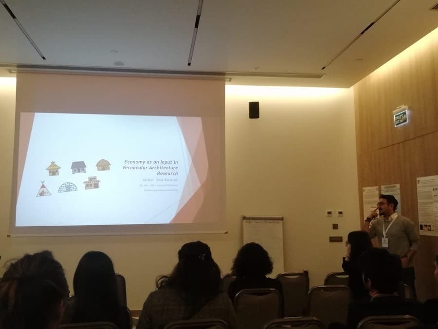 Dr. Öğr. Üyesi Atlıhan Onat Karacalı'dan Vernaküler Mimari Bildiri Sunumları Gerçekleşti! İstanbul Topkapı Üniversitesi