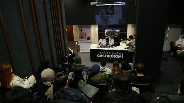 Dinara Kasko’nun dünyaca ünlü pastaları geleceğin şefleriyle buluştu İstanbul Topkapı Üniversitesi